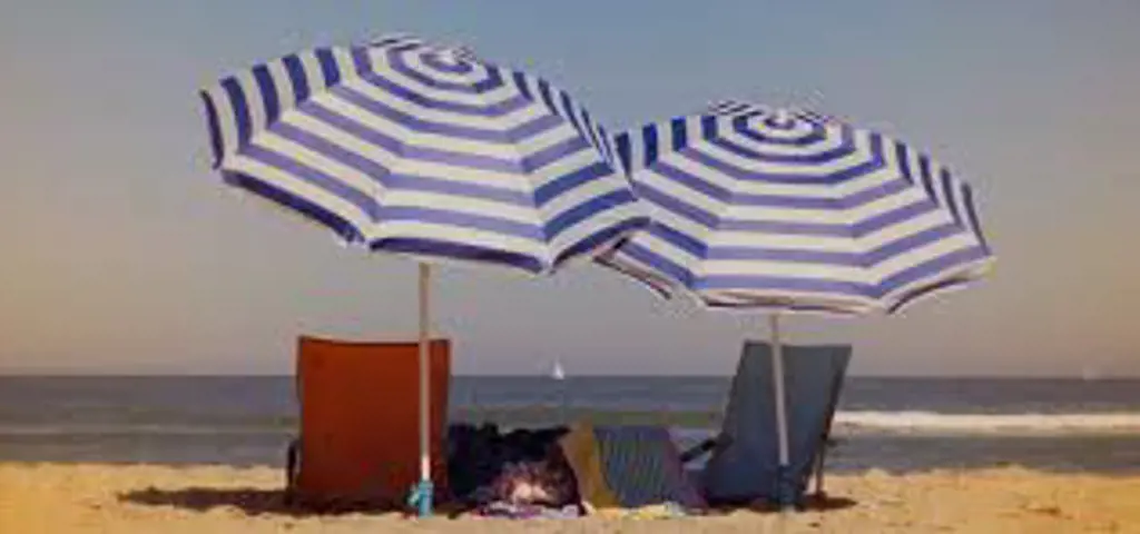 immagine di ombrelloni sulla spiaggia